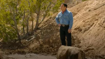 Chemise de travail Wrangler à manches longues en denim western à boutons-pression portée par Reid Collins (Andrew Liner) dans Ransom Canyon (S01E04)