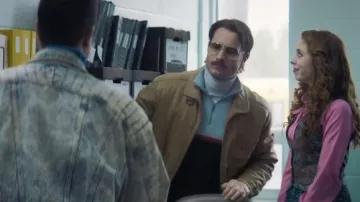 Chaqueta de cuero usada por Rothbauer (Justin Hartley) como se ve en la película The Exchange