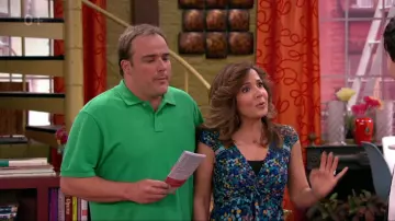 BCBGMaxBlouse à pois Azria de Theresa Russo (Maria Canals-Barrera) dans Les Sorciers de Waverly Place (S03E22)