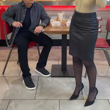 Pantyhose of Amelia Dimoldenberg on the Instagram account @ameliadimz