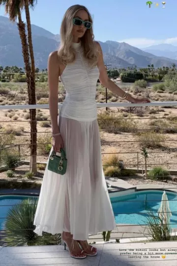 Vestido midi fruncido de cuello alto de Magda Butrym en blanco usado por Leonie Hanne en su historia de Instagram el 13 de abril de 2025