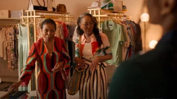 Johanna Ortiz Waves Of Destiny Jupe portefeuille portée par Amanda Wagner (Sonja Sohn) comme on le voit dans Will Trent (S03E15)