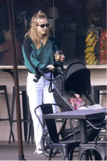 Baskets Vans Premium Checkerboard Old Skool Platform portées par Suki Waterhouse à Los Angeles le 14 avril 2025