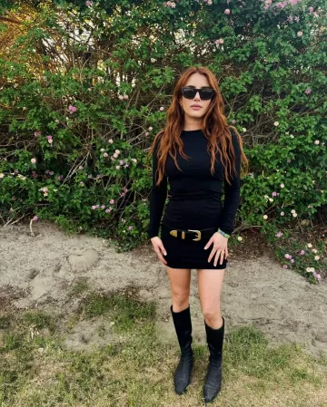 Botas Remiz al descubierto usadas por Emma Roberts en su historia de Instagram el 14 de abril de 2025