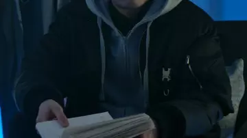 Veste bom­ber porté par Si­mon (Ai­dan Cheng) dans You (S04E02)