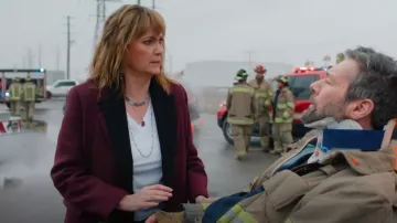 Abrigo de mezcla de lana Manteco de Zara Colección Zw usado por Julie (Jennifer Whalen) como se ve en Pequeños goles alcanzables (T01E08)