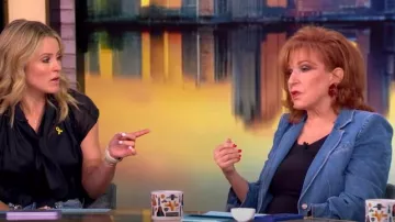 Cinq a Sept Khloé Blazer usado por Joy Behar como se ve en The View el 23 de abril de 2025