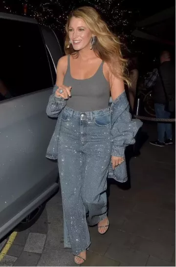 Sandales en daim ornées de cristaux Gucci Mallory portées par Blake Lively à Londres le 15 avril 2025