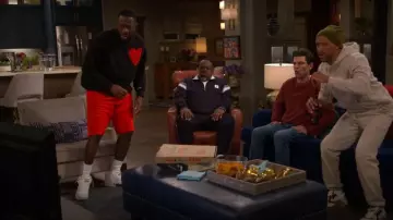 Pull ras du cou Head Attire Self Love porté par Malcolm Butler (Sheaun McKinney) dans The Neighborhood (S07E17)