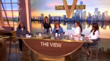 Rag and Bone Featherweight Sofie Bedazzled High Waist Wide Leg Jeans porté par Sara Haines comme on le voit dans The View le 23 avril 2025