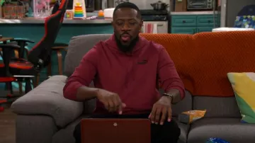 Sweat à capuche Puma avec logo brodé porté par Malcolm Butler (Sheaun McKinney) dans The Neighborhood (S07E17)