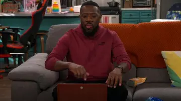 Sweat à capuche Puma avec logo brodé porté par Malcolm Butler (Sheaun McKinney) dans The Neighborhood (S07E17)