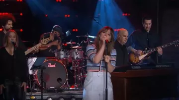 Veronica Beard Calliope Cárdigan de punto acanalado a rayas usado por Kelly Clarkson como se ve en The Kelly Clarkson Show el 18 de abril de 2025