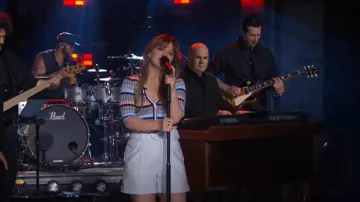 Cinq a Sept Aldi Pantalones cortos de lino de pierna ancha con cinturón usados por Kelly Clarkson como se vio en The Kelly Clarkson Show el 18 de abril de 2025