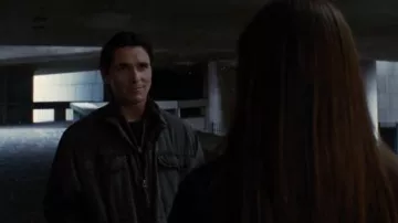 Veste grise portée par Bruce Wayne (Christian Bale) dans le film The Dark Knight Rises