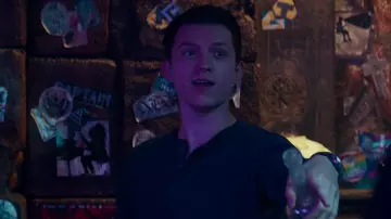La camiseta azul de Henley que lleva Nathan Drake (Tom Holland) en la película Uncharted