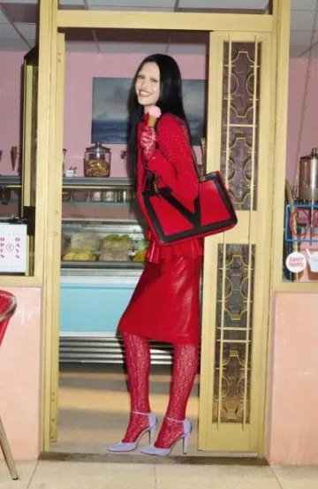 Camisa de crepé chino de Valentino con estampado Cour De Coeur usada por Amelia Gray en la campaña de otoño de Valentino el 16 de abril de 2025