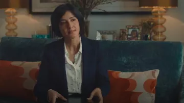 Blouse Uniqlo Rayon portée par Laura Johnstone (Rakhee Thakrar) comme on le voit dans Moi, Jack Wright (S01E01)