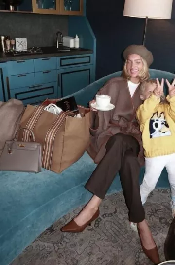 Sac Hermès Kelly en cuir Etain Epsom porté par Elsa Hosk sur son post Instagram le 17 avril 2025