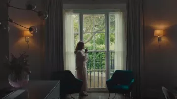 Deslizadores Birkenstock Boston Shearling-Lined Suede usados por Sally Wright (Nikki Amuka-Bird) como se ve en Yo, Jack Wright (S01E02)