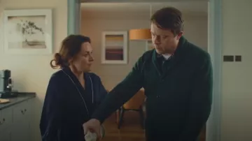 Écharpe de kimono en satin passepoilé Rosie portée par Georgia Wright (Zoë Tapper) comme on le voit dans Moi, Jack Wright (S01E02)