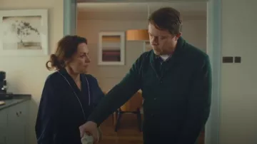 Cardigan boutonné en cachemire Reiss King Atelier porté par John Wright (Daniel Rigby) comme on le voit dans Moi, Jack Wright (S01E02)