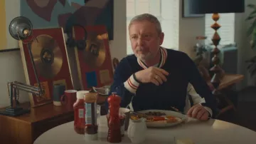 Fila Mens Settanta Survêtement En Beige Tapioca porté par Gray Wright (John Simm) comme on le voit dans I, Jack Wright (S01E02)