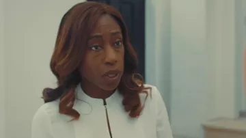 Reiss Emmy Ribbon Front Grandad Collar Blouse In Cream porté par Sally Wright (Nikki Amuka-Bird) comme on le voit dans Moi, Jack Wright (S01E02)