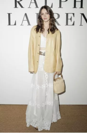 Ceinture Ralph Lauren Collection Suede Cast Concho portée par Ella Hunt au Ralph Lauren Show le 17 avril 2025