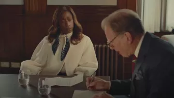 Pañuelo de seda a rayas COS usado por Sally Wright (Nikki Amuka-Bird) como se ve en Yo, Jack Wright (S01E02)