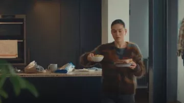 Allsaints Volka Abstract Print Cardigan brossé porté par Bella (Sabrina Bartlett) comme on le voit dans I, Jack Wright (S01E02)
