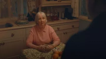 Woolovers Pull Polo à col boutonné porté par Gemma Jones comme on le voit dans Moi, Jack Wright (S01E03)