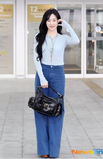 Camisa Henley de punto Chloe en punto de lana superfina usada por Tiffany Young en el aeropuerto de Incheon el 18 de abril de 2025