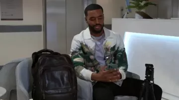 Blouson aviateur Domrebel Pondscum porté par Andre Richardson (Sean Freeman) comme on le voit dans Beyond the Gates (S01E35)