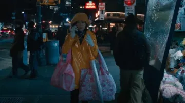 Lilly Pulitzer Roxie Pink Pb Anniversary Toile Getaway Tote plegable usado por Elsbeth Tascioni (Carrie Preston) como se ve en Elsbeth (S02E18)