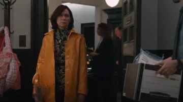 Jane Post NYC Icónica Princesa Slicker Oro usada por Elsbeth Tascioni (Carrie Preston) como se ve en Elsbeth (T02E18)