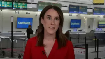 J. Crew Drapey Haut faux-cache-cœur porté par Maggie Vespa comme on le voit dans Today le 18 avril 2025