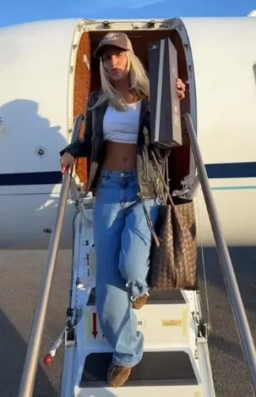 Abrand Jeans 95 Mid Baggy Gigi worn by Alix Earle on her Instagram post on April 11, 2025