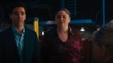 City Chic Robe Zelda grande taille pour femmes portée par Kayla (Megan Stalter) comme on le voit dans Hacks (S04E04)