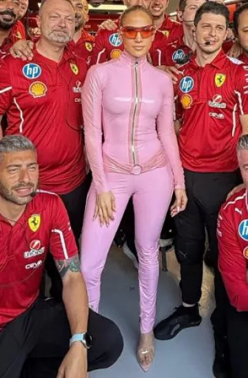 Gianvito Rossi Elle Mules usados por Jennifer Lopez en la publicación de F1 Arabia Saudita el 19 de abril de 2025