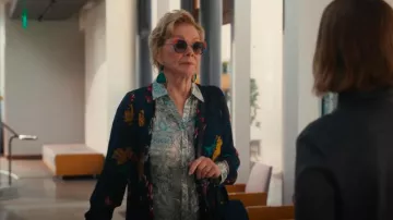 Pendientes colgantes de piedra azul azul Lovisa usados por Deborah Vance (Jean Smart) como se ve en Hacks (S04E04)