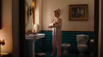 Olivia Von Halle Conjunto de pijama de dos piezas con estampado de pájaros usado por Deborah Vance (Jean Smart) como se ve en Hacks (S04E04)