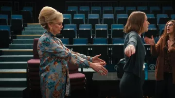 Etro Desert Dreams Chemise tunique en soie à col portée par Deborah Vance (Jean Smart) comme on le voit dans Hacks (S04E04)