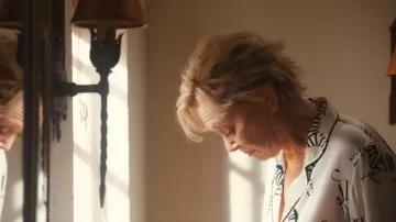 Olivia Von Halle Lila Zebedee Pijama de seda marfil satinado usado por Deborah Vance (Jean Smart) como se ve en Hacks (S04E04)