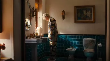 Olivia Von Halle Lila Hasani Pijama con estampado floral conjunto en Blau usado por Deborah Vance (Jean Smart) como se ve en Hacks (S04E04)