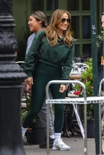 Sac Dior D Journey porté par Jennifer Lopez à New York le 21 avril 2025