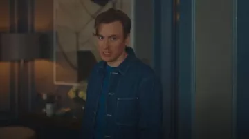 Veste de travail en denim Uniqlo portée par Kyle (Callum Adams) comme on le voit dans Moi, Jack Wright (S01E04)