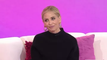 Alexis Bittar Liquid Molten Lucite Large Wave Hoop Earrings worn by Sarah Michelle Gellar as seen in Today with Jenna & Friends on April 23, 2025