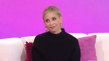 Alexis Bittar Liquid Molten Lucite Large Wave Hoop Earrings worn by Sarah Michelle Gellar as seen in Today with Jenna & Friends on April 23, 2025