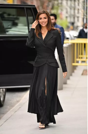 A.W.A.K.E. Mode Maxi Jupe asymétrique plissée avec détail basque portée par Eva Longoria à Baston Soho le 21 avril 2025